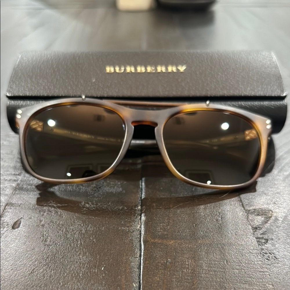 Burberry aviator sunglasses. Good conditioning. Brown tortoise. With case.
